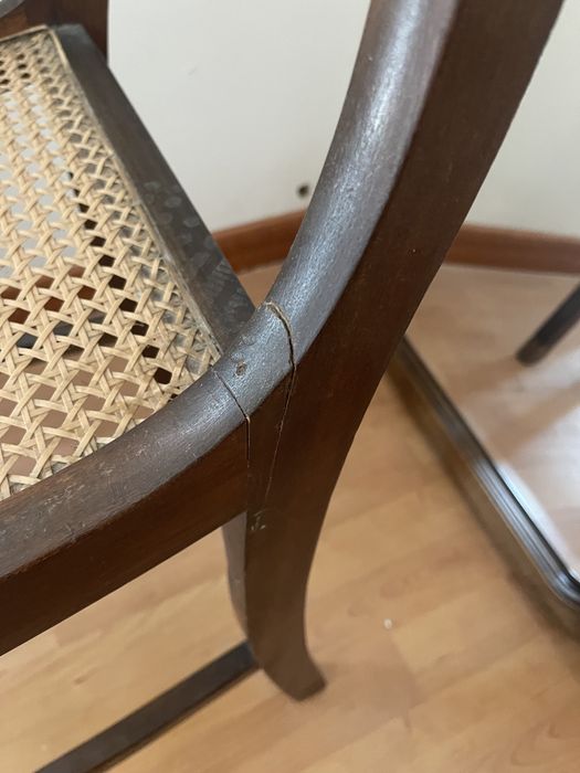 Cadeira clássica a precisar de reparar