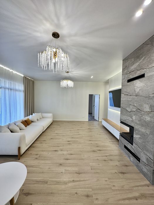 НОВИЙ одноповерховий будинок з дизайнерським ремонтом у закритому КМ !