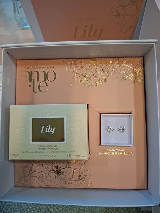 Kit dia da mãe lily O Boticário com brincos swarosvki