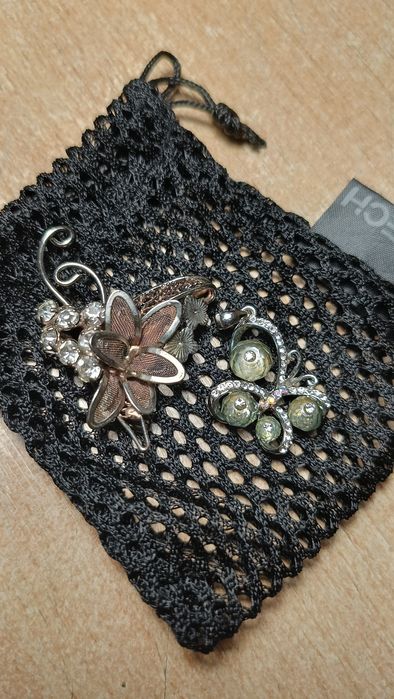 Сережки, перстні, підвіски та броши