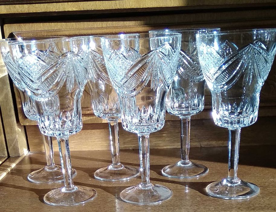 Фужеры, рюмки, ваза хрустальные.