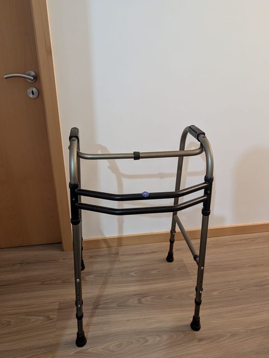 Andarilho e cadeira de banho