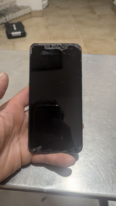 Xiaomi Pocophone F1 com ecrã partido, Android 10 ,Snapdragon 845