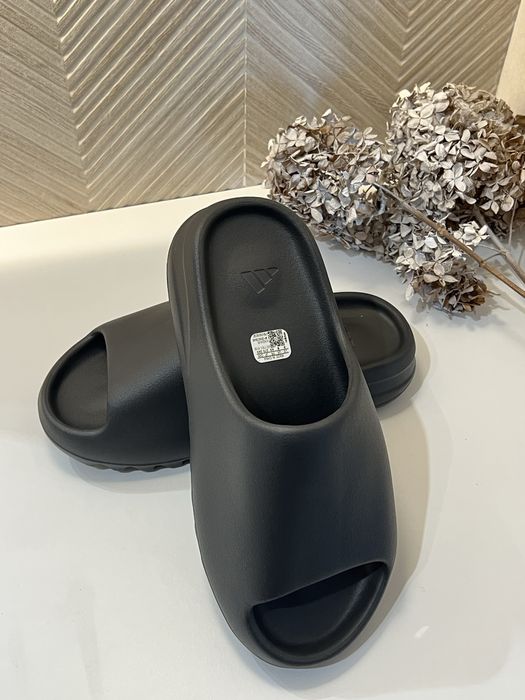Yeezy Slides Onxy 42