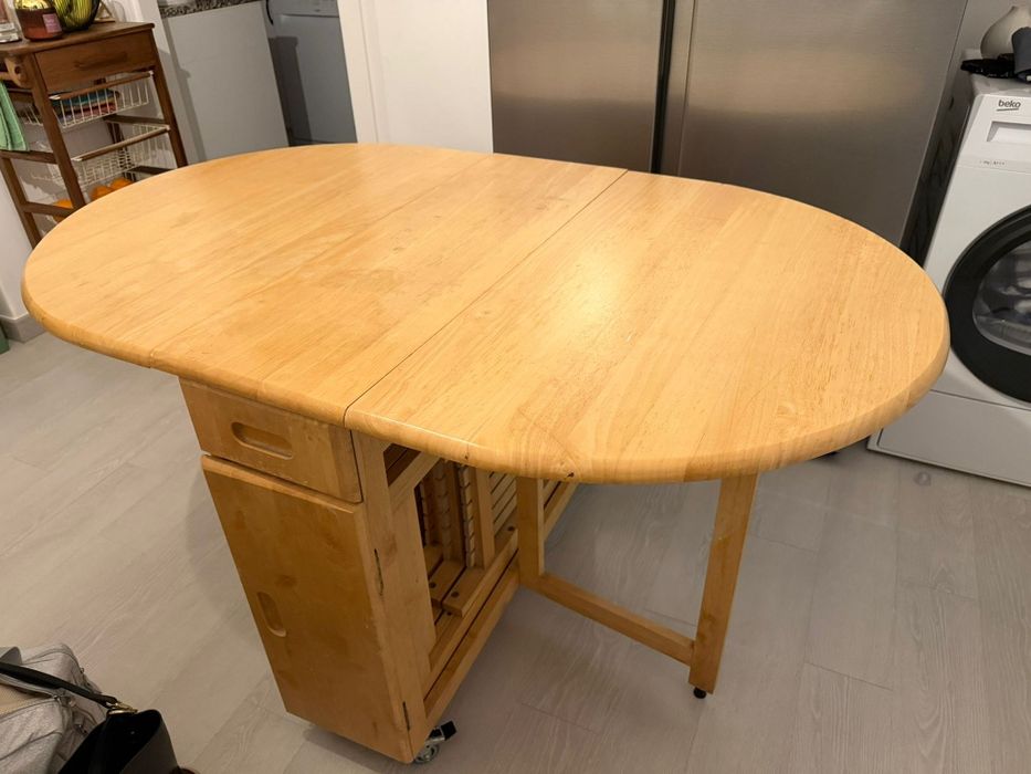 Mesa dobrável com 4 cadeiras incluídas