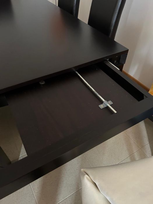 Mesa de Jantar Extensível com 6 Cadeiras em Pele — Excelente Estado