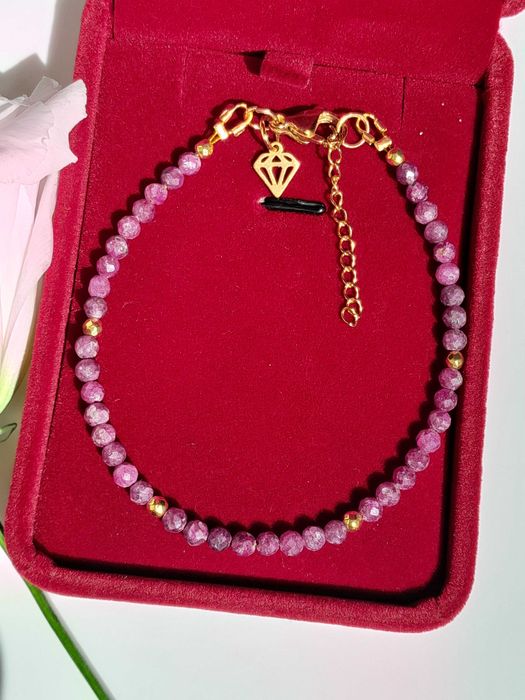 Bransoletka z naturalnego kamienia Rubin.