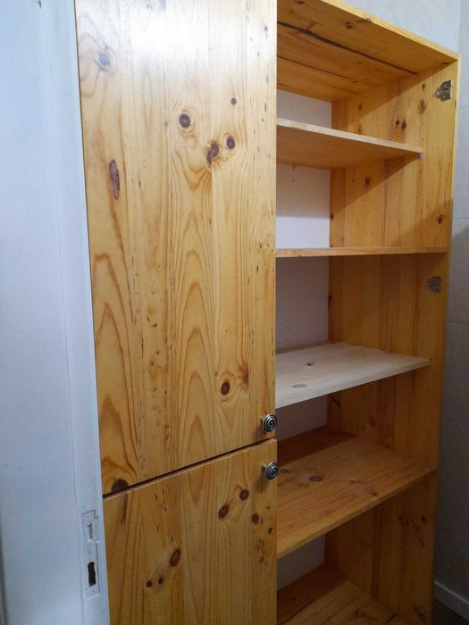 Móvel em madeira maciça