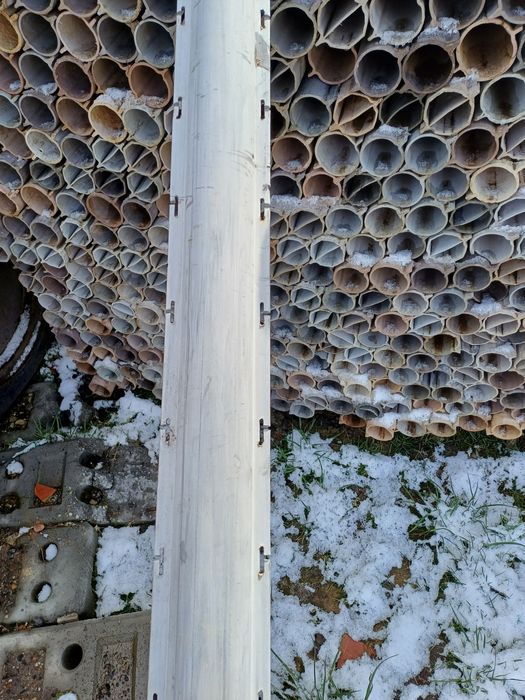 Słupki ogrodzeniowe plastikowe z zaczpami