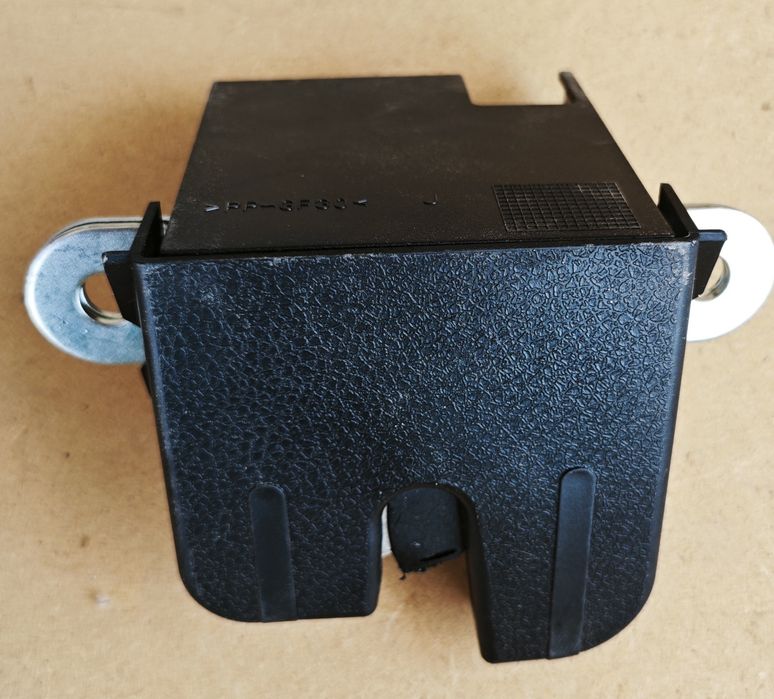 Fechadura porta bagagem Touran 2003 nova