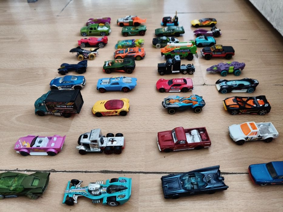 Zestaw samochodzików Hot Wheels 46 sztuk