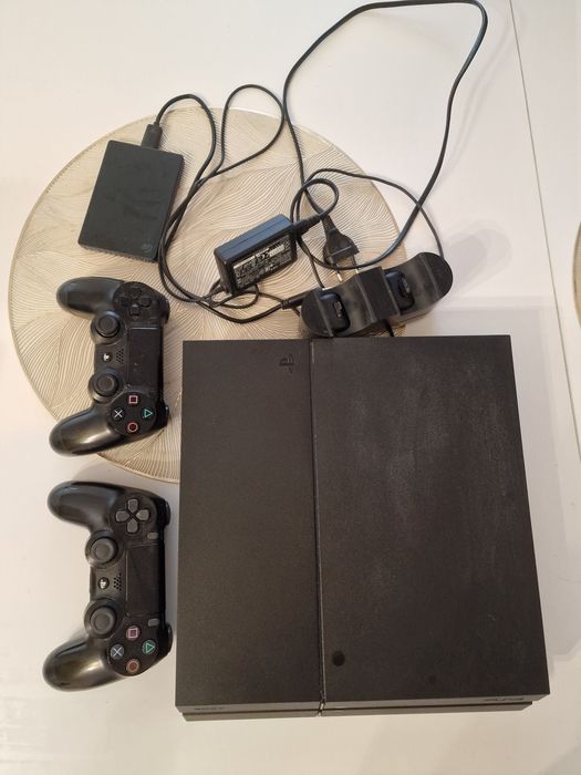 Zestaw konsola PlayStation 4 (wersja FAT) z bogatym wyposażeniem