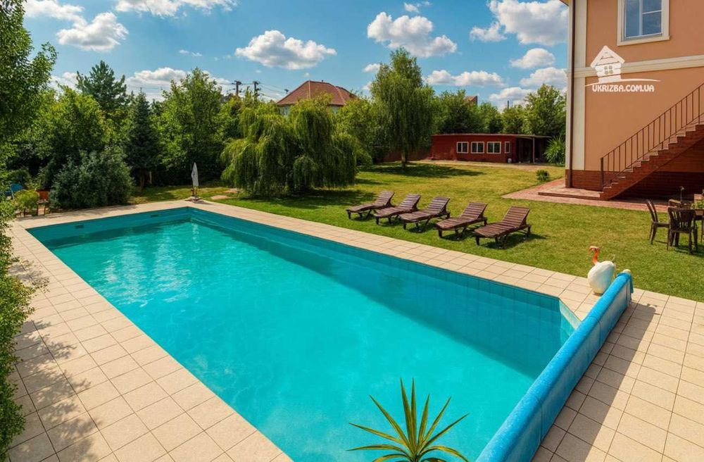 Київ. Будинок 280 кв. Ділянка 15 соток, до 15 осіб.