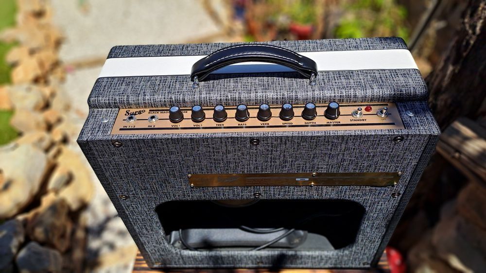 Amplificador de guitarra  Supro Black Magick Reverb Combo  novo sin uso com caixa