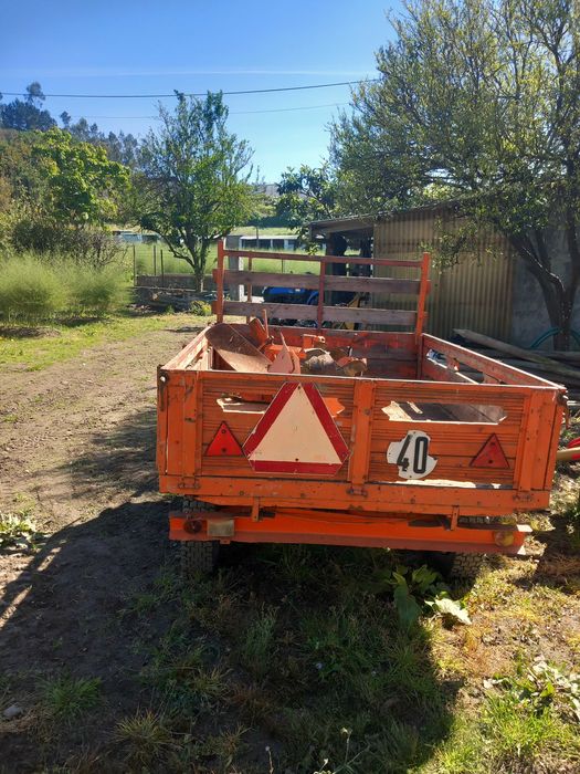 Motocultivador  com alfaias e reboque