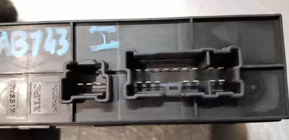 COMANDO ELEVADOR DE VIDRO FRONTAL ESQUERDO NISSAN JUKE 2013 -254011KA0B