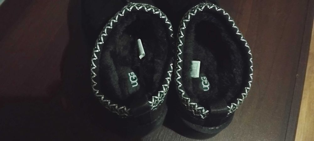 Kapcie UGG Tazz – Czarny Zamsz (Platforma)
