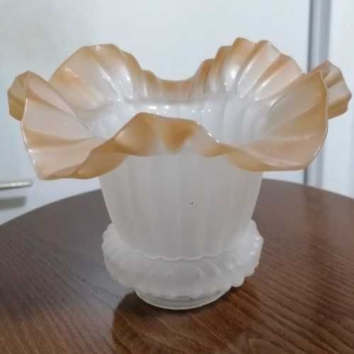 Tulipa em vidro fosco branco e castanho claro