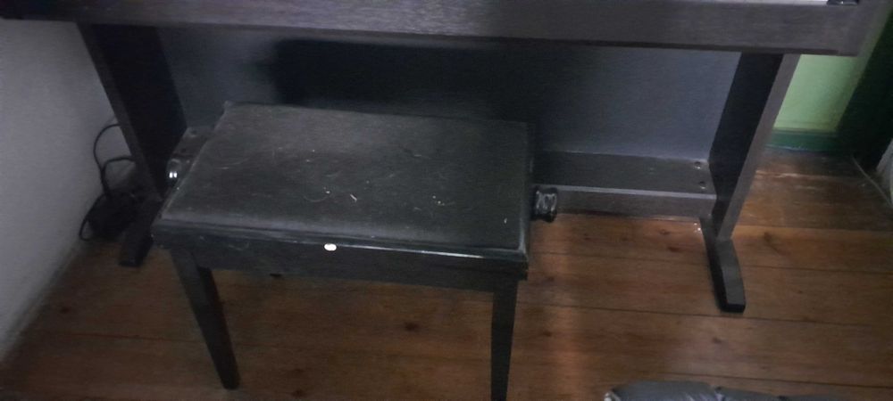 Vendo piano com banco