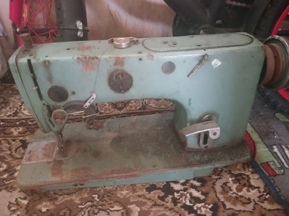 Швейная машина ,