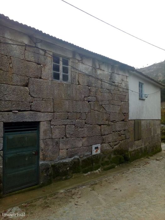 Moradia em Rio Mau - Barreiró + 1 hectare de terreno