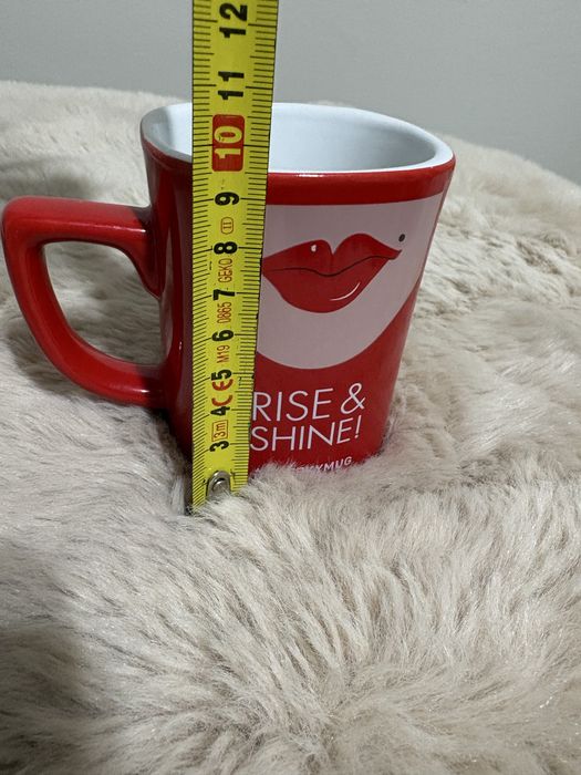czerwony, ceramiczny kubek Nescafé o pojemności około 250 ml