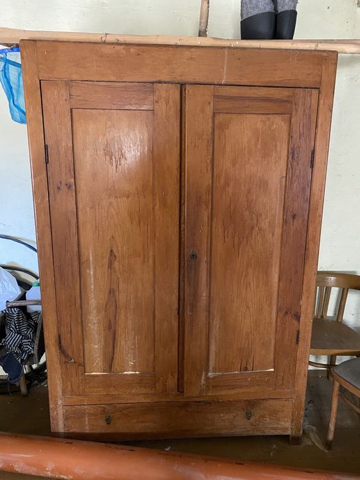 Stara duża szafa z litego drewna