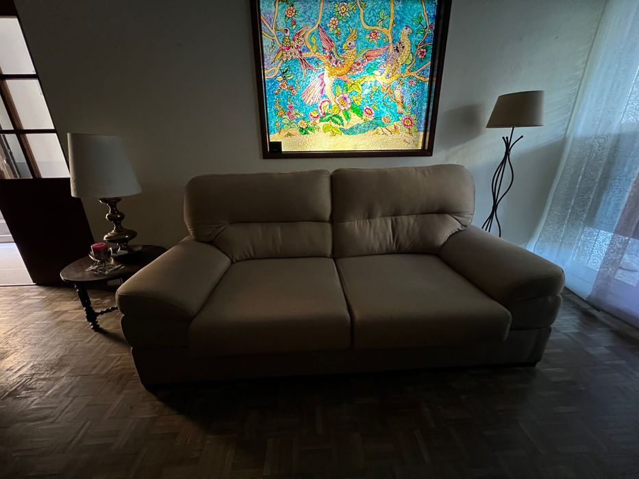 Sofá bege confortável