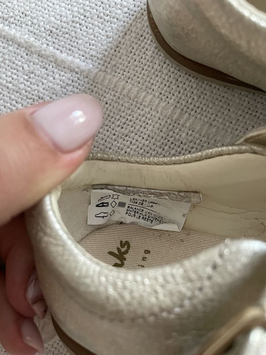 Urocze balerinki delikatnie złote Clarks 22; air spring