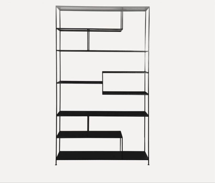 Estrutura de estantes preta