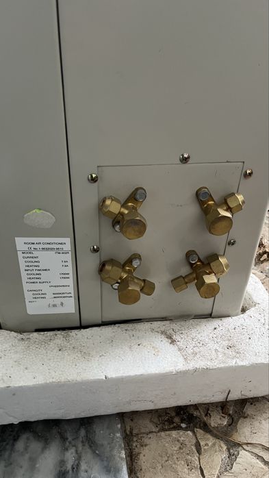 Maquina de Ar condicionado 9000 BTUS com duas unidades interiores