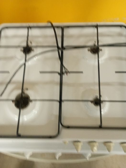 Placa a gás e forno elétrico Ariston. Sem os queimadores.