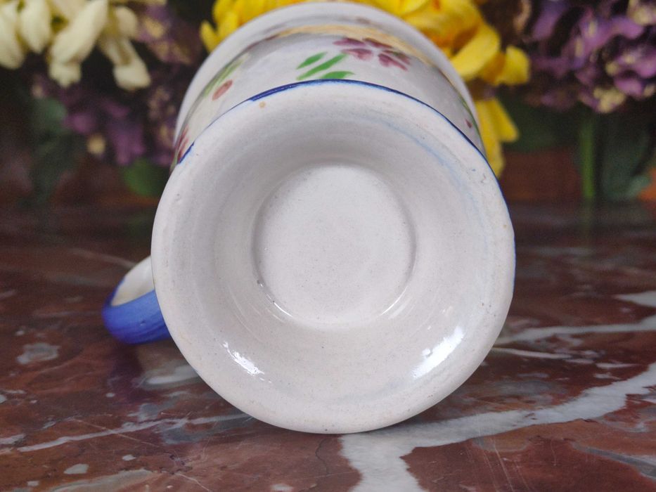 Ładny ceramiczny kubek na stopce - Bordowe kwiatki - 320 ml