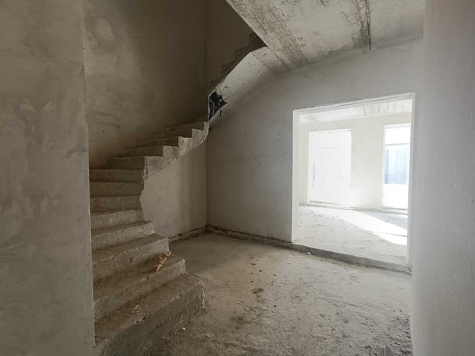 ПРОДАМ дім  загороджений дуплекс з гаржем та терасою 160 м² , 3сот ГАЗ  підключенні всі міські комунікації