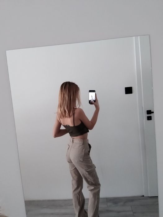 Beżowe spodnie cargo prostą nogawką kieszenie straight jeansy viral