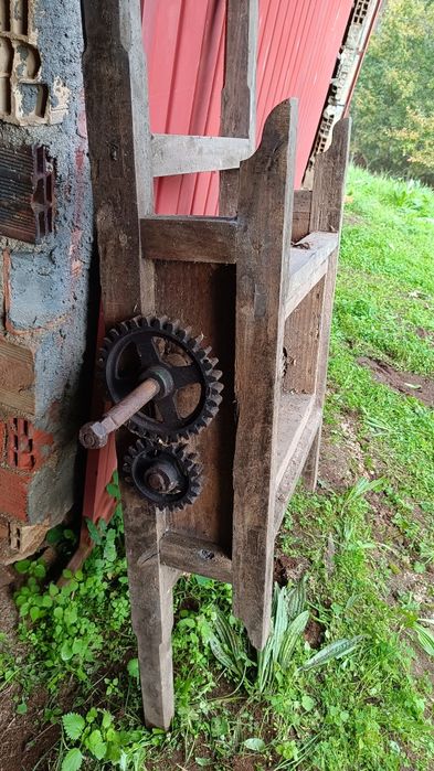 Esmagador antigo todo em madeira