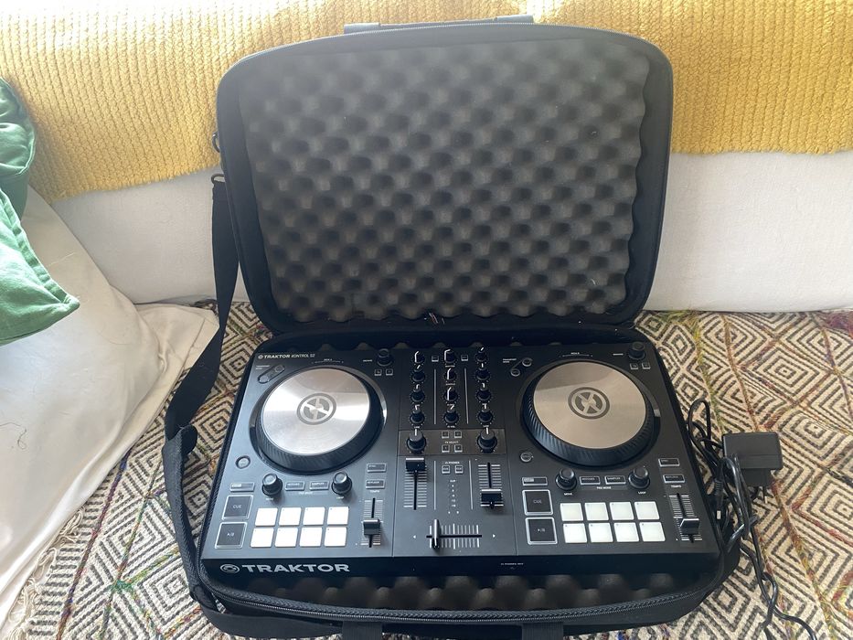 Traktor S2 MK3 com Transformador e Mala Gator DJ