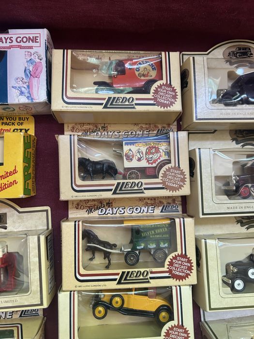Carros miniatura Lesney e Days Gone