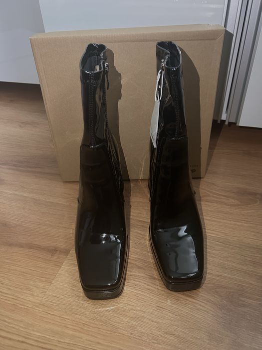 czarne kozaki na słupku