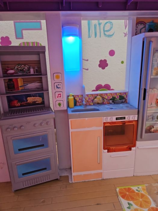Domek Barbie ze zjeżdżalnią i basenem.