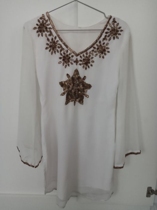 Biała tunika ze złotymi cekinami