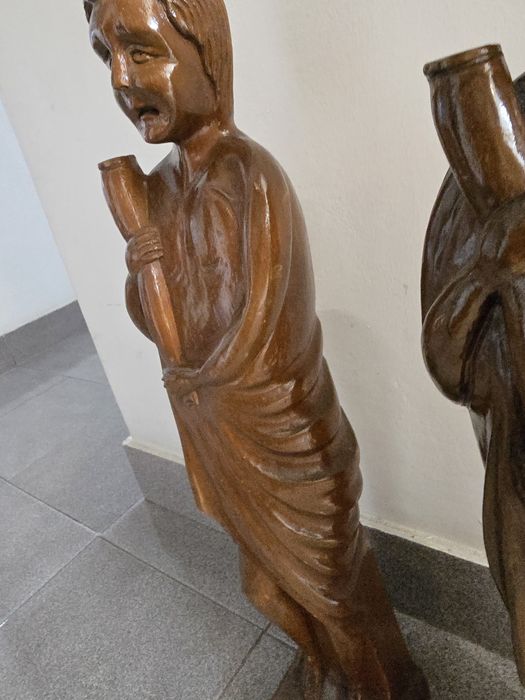 Duas figuras em madeira.