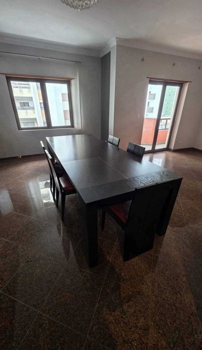 Conjunto sala jantar: mesa extensível + 6 cadeiras + aparador + espelho + base TV (madeira maciça)