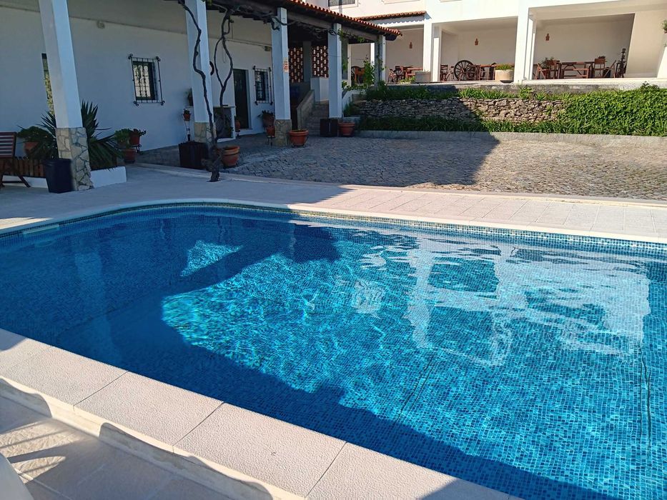 Espaço com piscina para festas