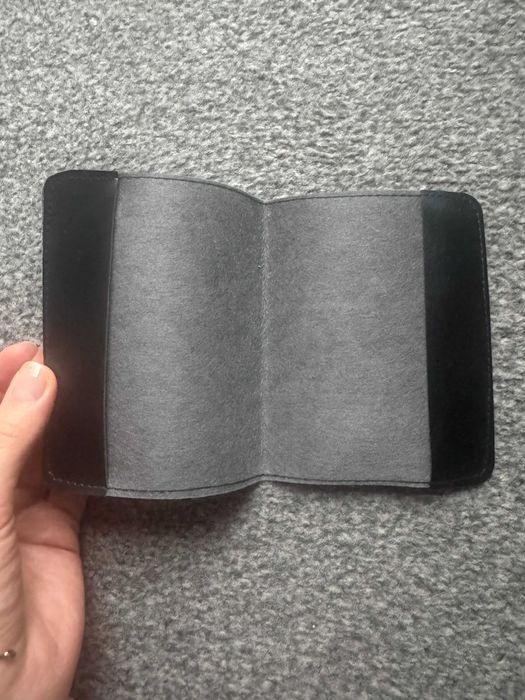 Okładka case na paszport czarna zabawna unisex nowa I love serduszko