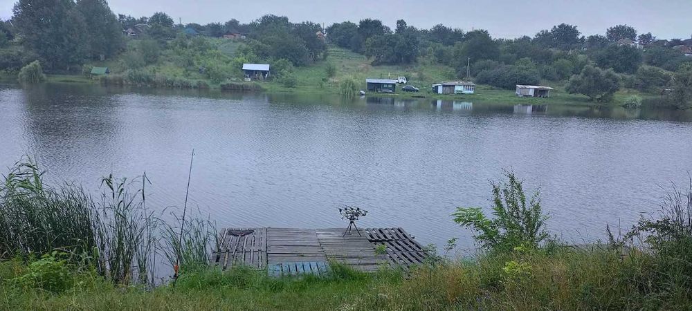 Земельна ділянка на березі водойми під будинок.