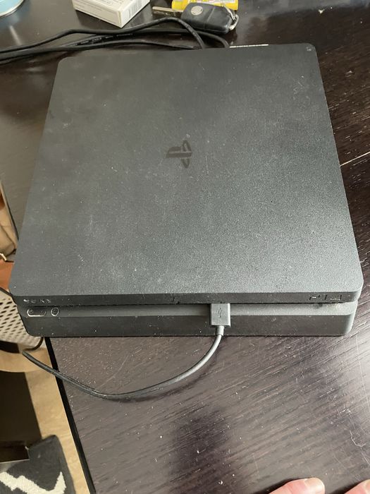 Sprzedam ps 4 slim 2 pady