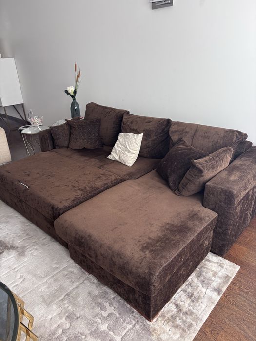 Sofa com chaisse de cor castanha