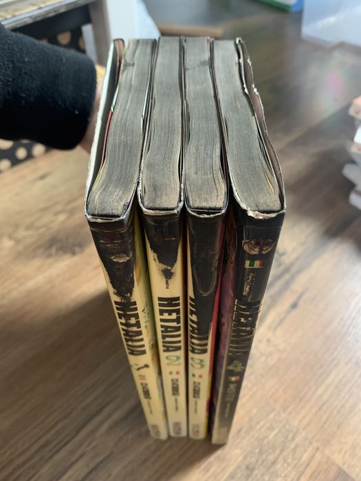 Axis Power Hetalia - pierwsze 4 tomy - stan po pożarowy