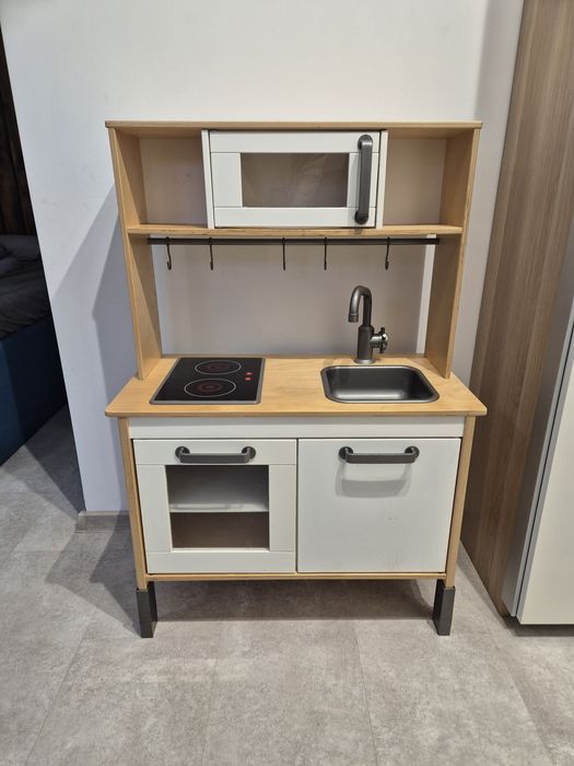 Kuchnia dziecięca ikea z wyposażeniem dużo zabawek naczynia sztućce